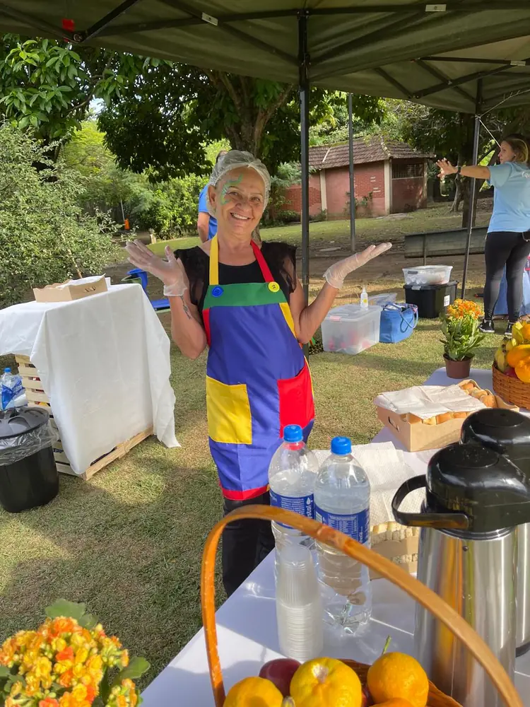 Monitora de recreação sorrindo em evento infantil