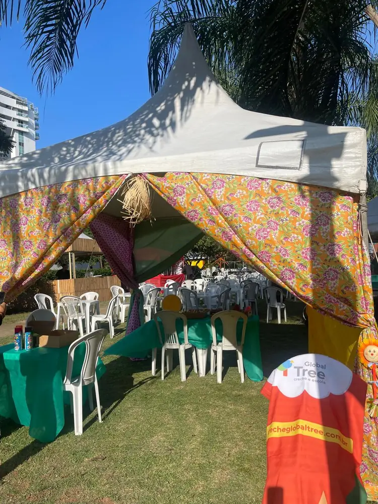 Tenda decorada montada para evento ao ar livre