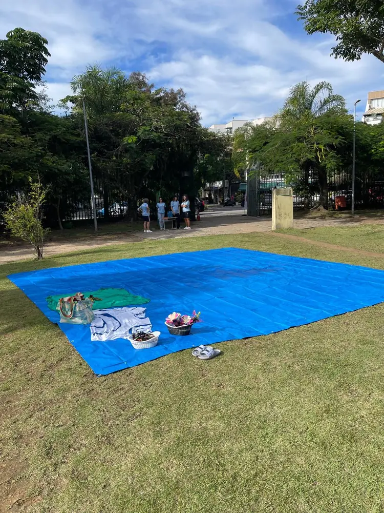 Mesa de coffee break montada sob tenda em evento