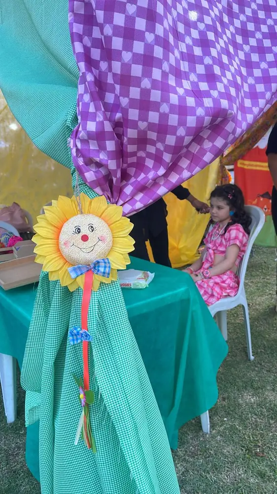 Detalhe de decoração de girassol e criança em evento