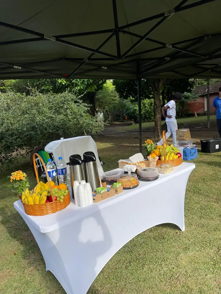 Mesa de buffet com equipe circulando pelo evento