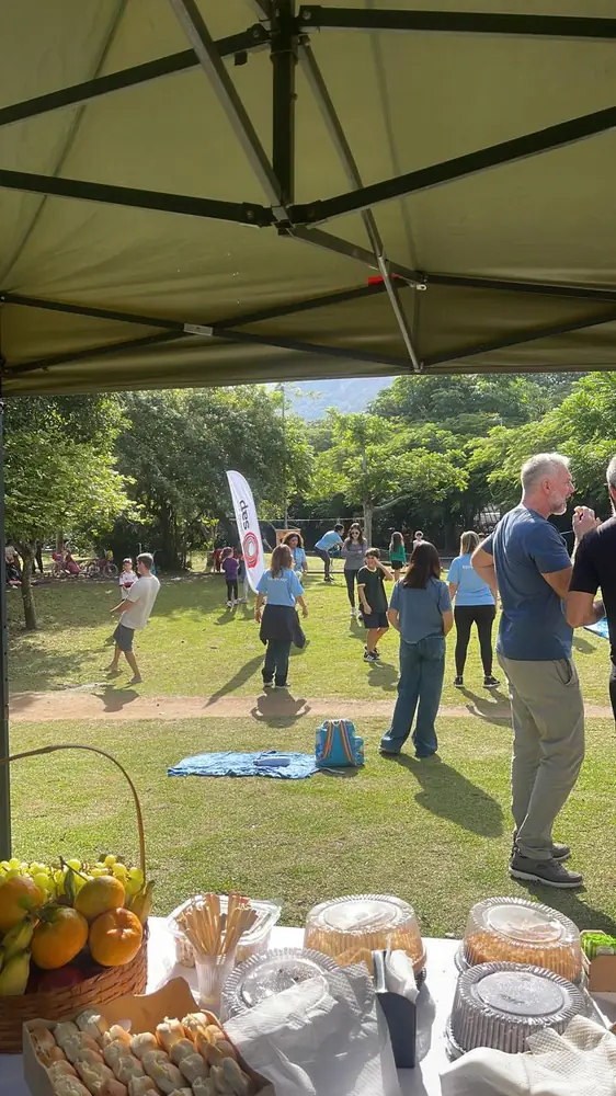 Família reunida durante evento corporativo ao ar livre