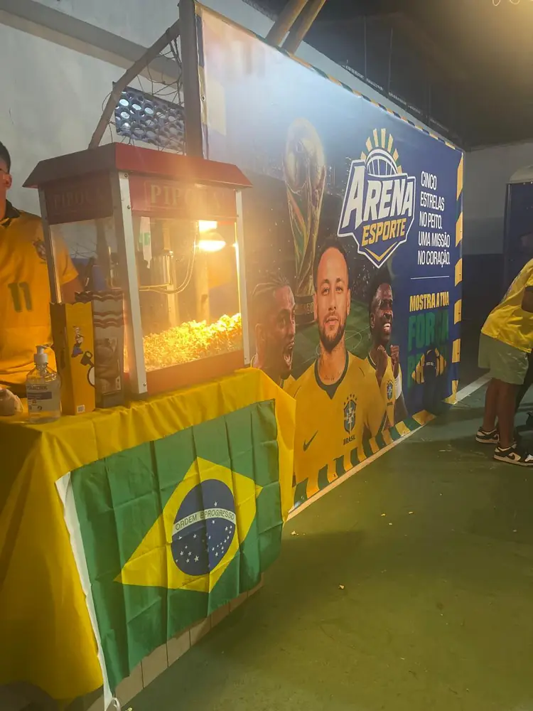 Colaboradora posando na tenda decorada durante o dia