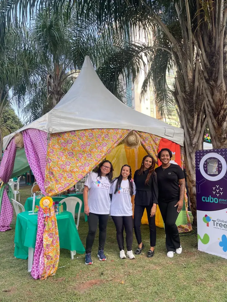 Equipe da JC Eventos e Serviços reunida em frente à tenda